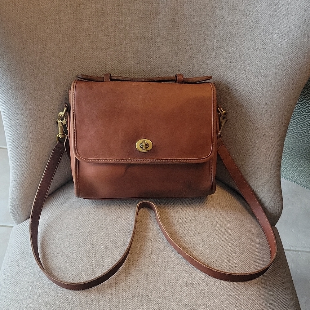 Vitage Coach Elegant Brown Leather Crossbody Bag